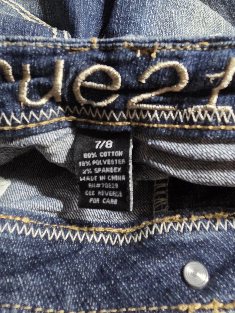 Rue 21 Denim Capri Jeans  Distressed Ripped Embroidered Back Pockets Size 7/8 - Picture 9 of 9